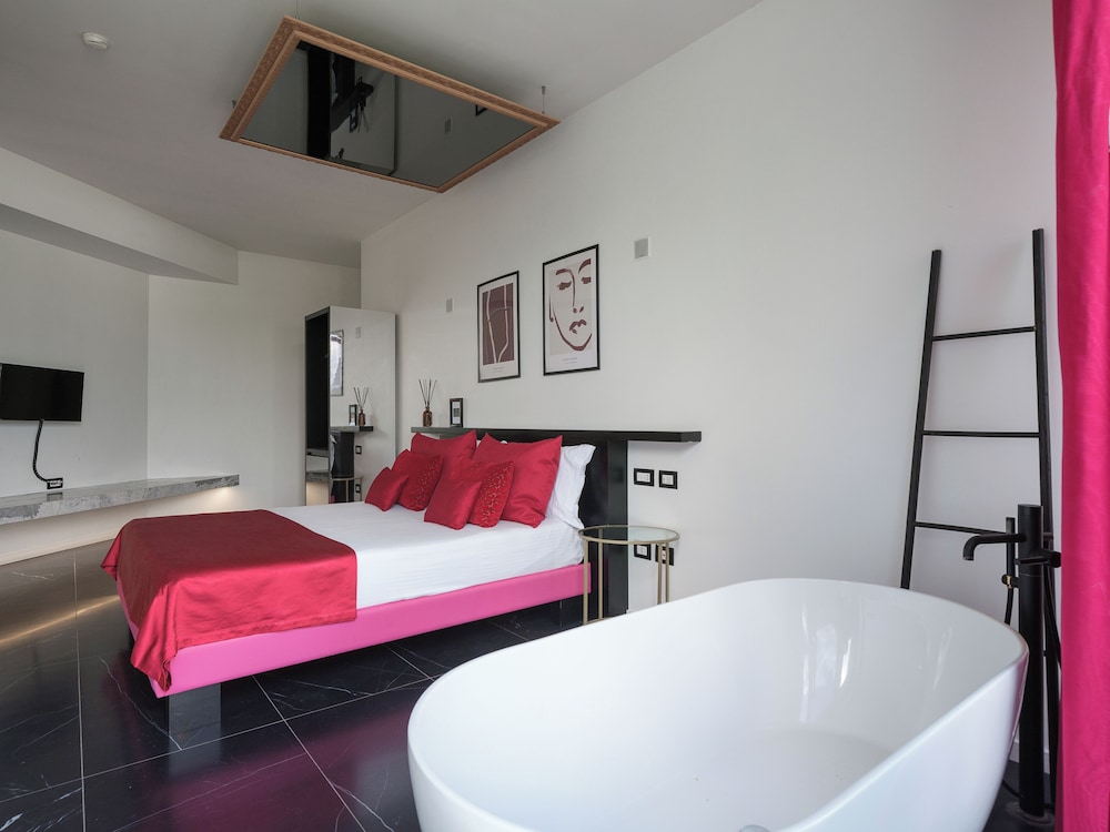 Deluxe Double Room, 1 Bedroom, Bathtub, Pool View photo 2