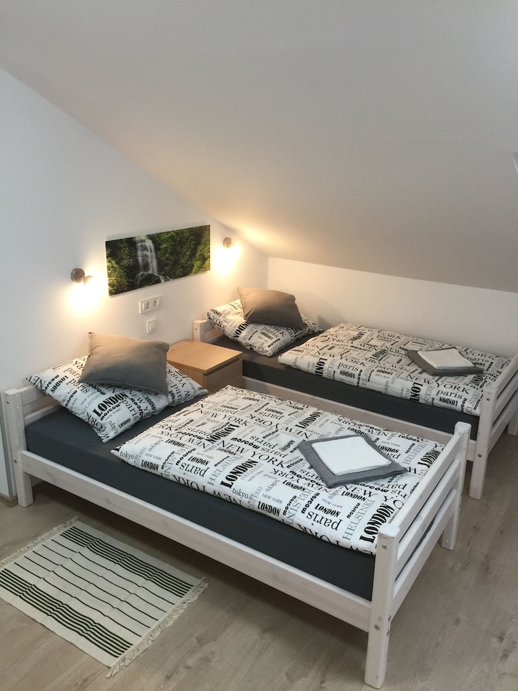 Room (4)
