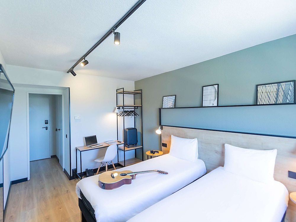 Standard Room, 2 Twin Beds - Photo 6