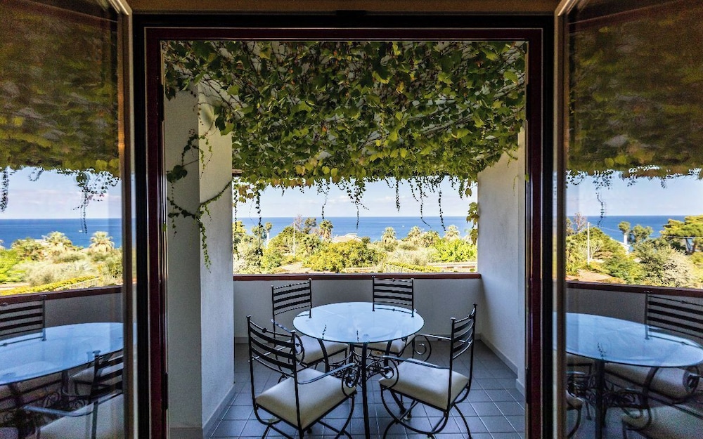 Classic Suite, Sea View (Family)