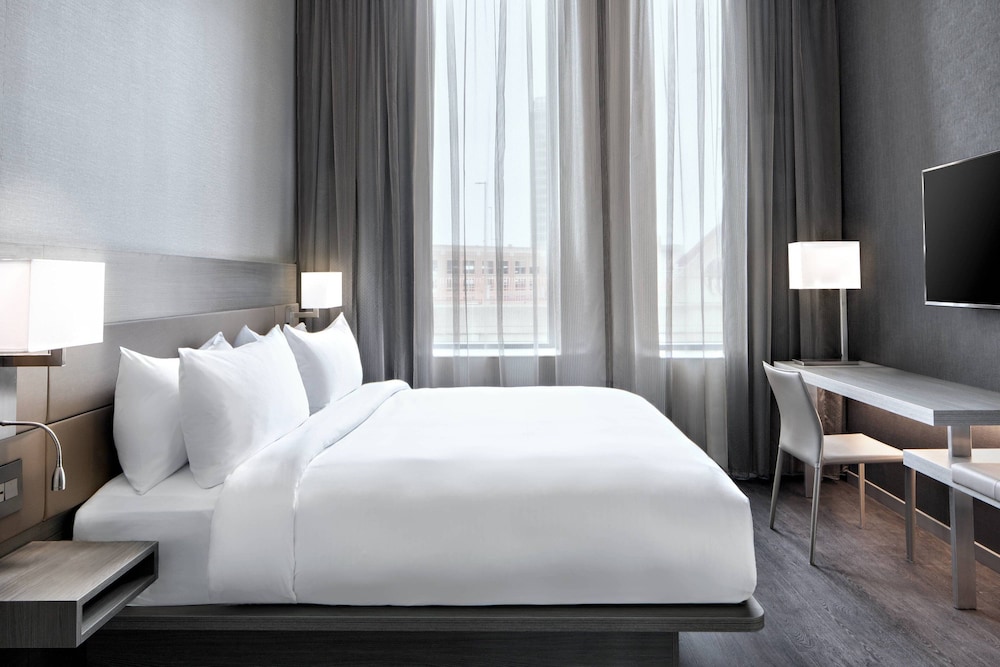 Room, 1 King Bed, City View (Hearing Accessible) photo 1