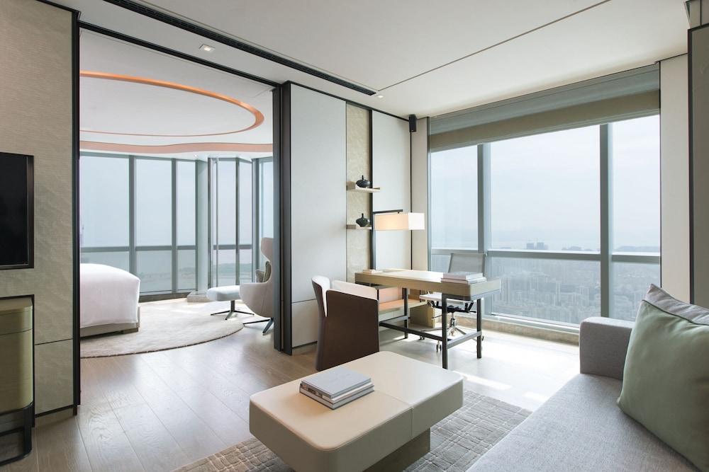 Executive Suite, 1 King Bed, City View photo 3
