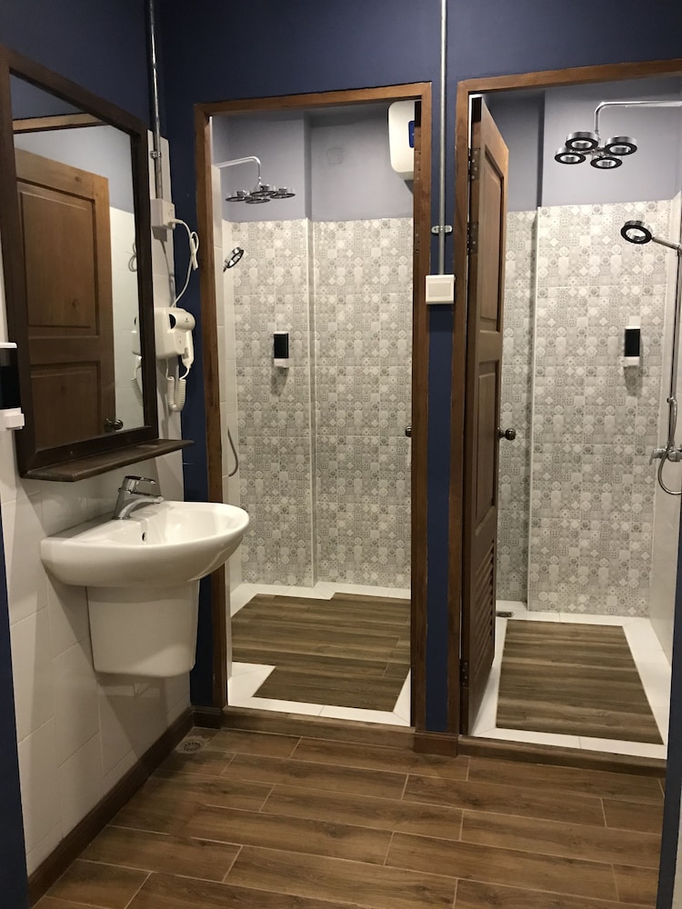 Shared Dormitory, Women only, Shared Bathroom photo 3