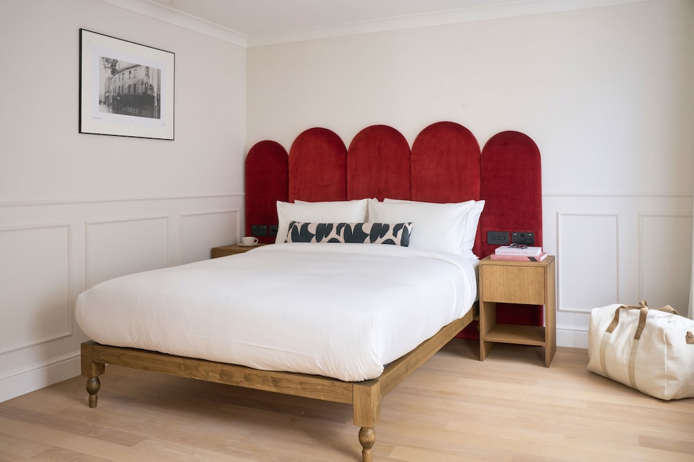 Deluxe Room, 1 King Bed, Mobility Accessible - Photo 3