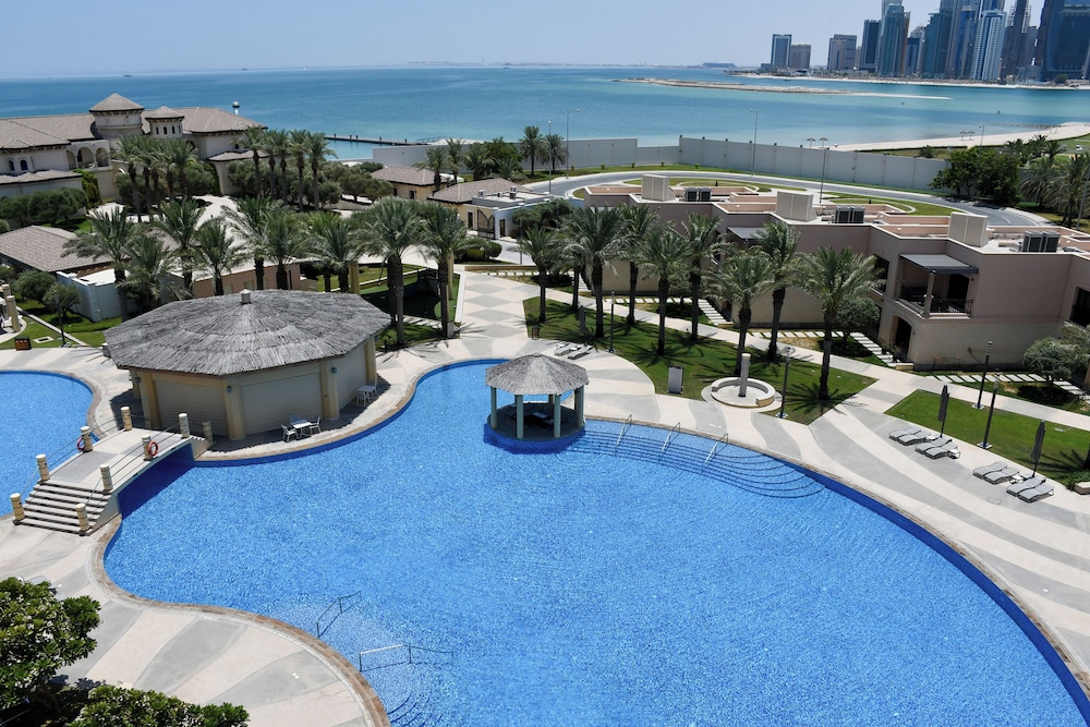 One-Bedroom King Suite with Pool View (Low Floor) photo 3