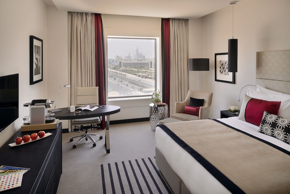 Grand Room, 1 King Bed, Non Smoking, City View - Photo 7