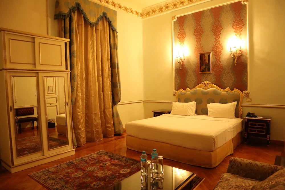 Golden Royal Suite Direct Sea View - For Egyptians Only
