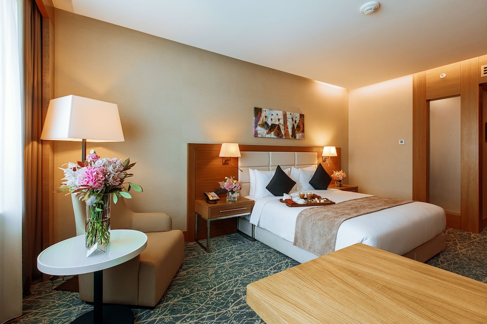 Standard Room, 1 King Bed, Sea View photo 3