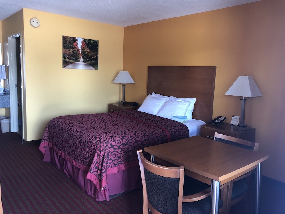 Standard Room, 1 Queen Bed, Non Smoking - Photo 3