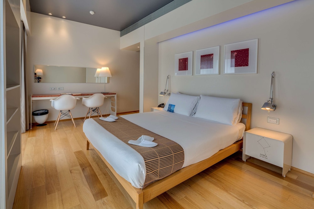 Superior Room, 1 Queen Bed - Photo 14
