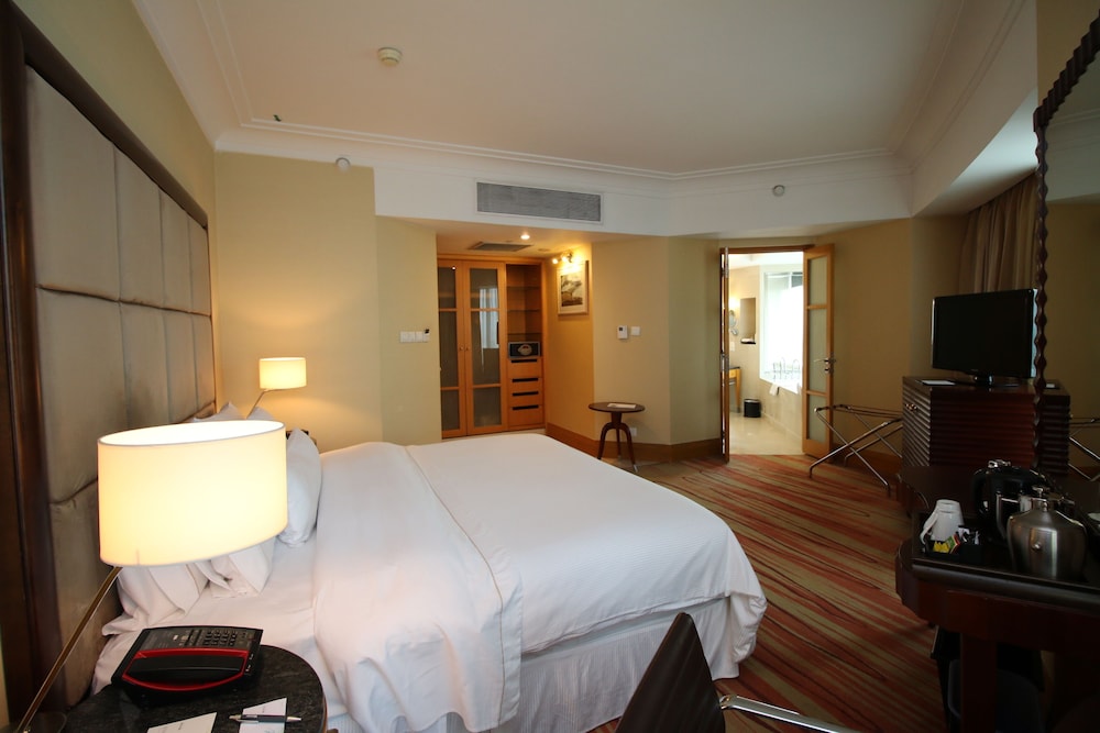 Room, 1 King Bed, City View, Corner - Photo 2