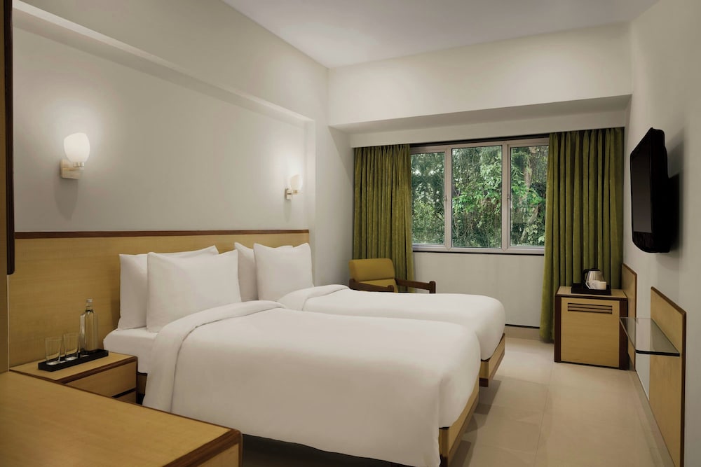 Room, 2 Twin Beds, Smoking, City View
