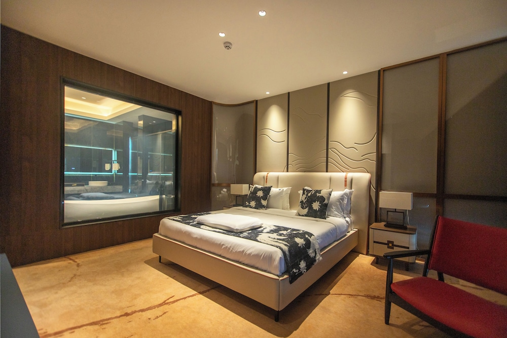 Standard Suite, Balcony, City View