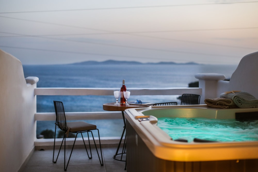 Deluxe Studio Suite, Hot Tub, Sea View photo 2