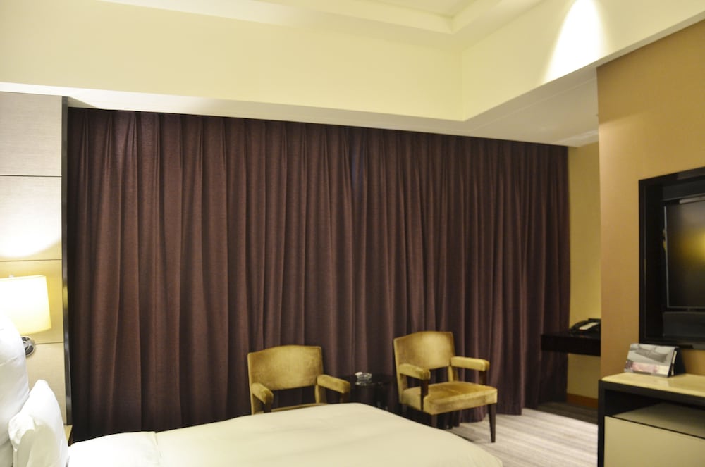 Deluxe Room, 1 King Bed - Photo 2