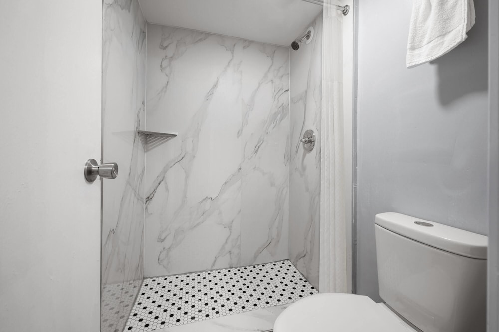 Room, 1 King Bed, Non Smoking, Jetted Tub - Photo 3