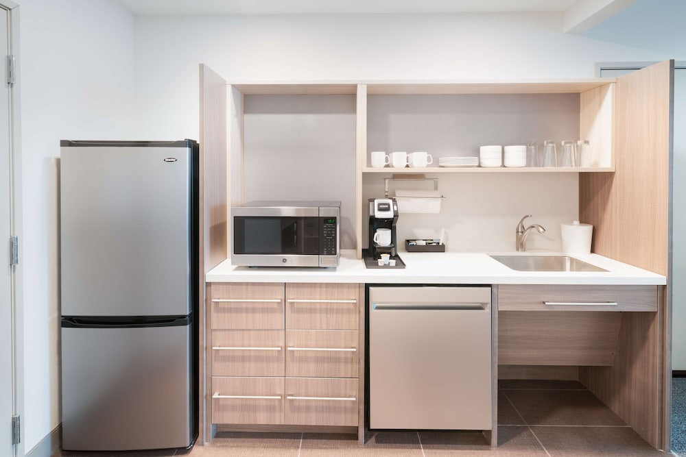 Suite, 1 King Bed, Accessible (Mobility & Hearing, Roll-in Shower) - Photo 4