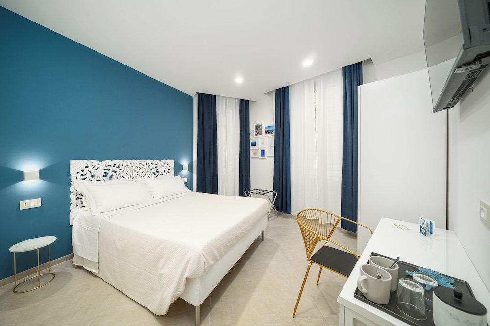 Deluxe Room, 1 Queen Bed, Private Bathroom, City View