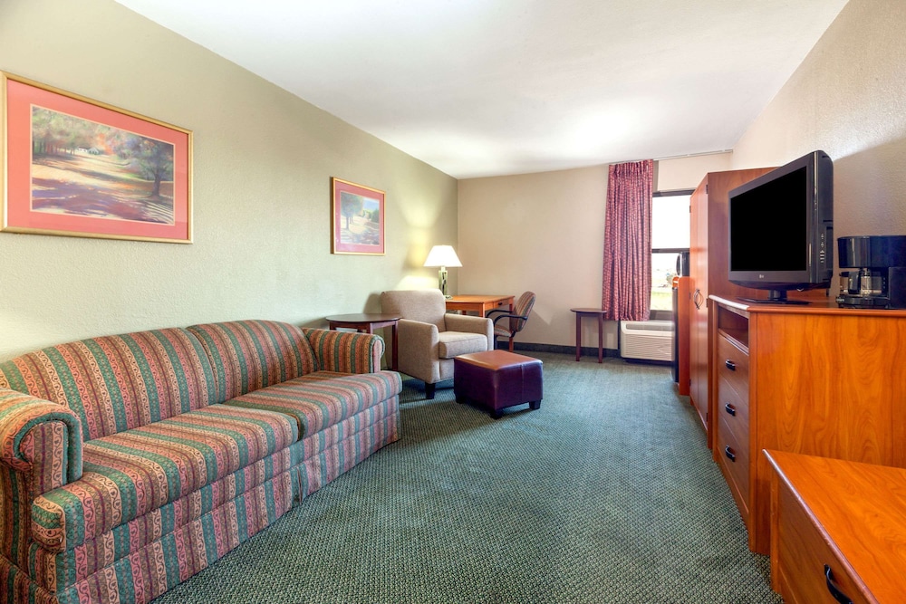 Suite, 1 King Bed, Non Smoking - Photo 3