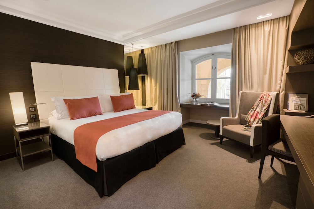 Classic Room, 1 King Bed (La Bonne Mere View) - Photo 5