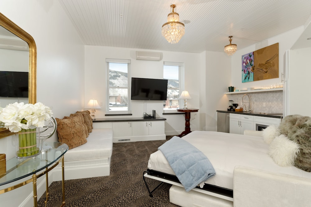 Premier Room, Kitchenette (310)