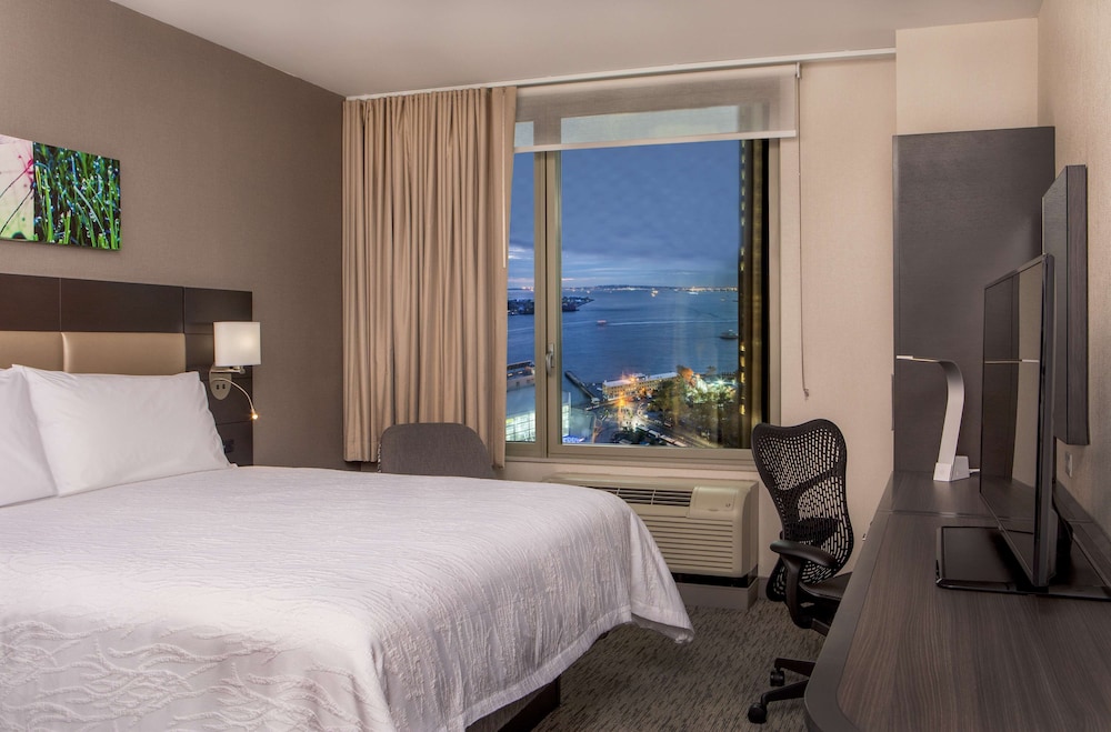 Room, 1 King Bed (With Drinks-Snacks)