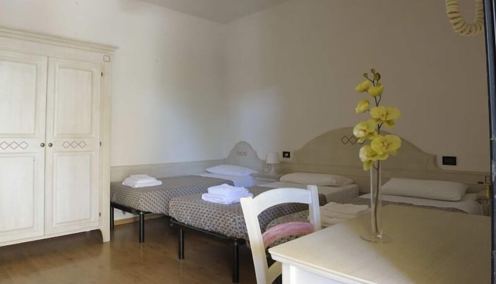 Triple Room, Private Bathroom - Photo 3