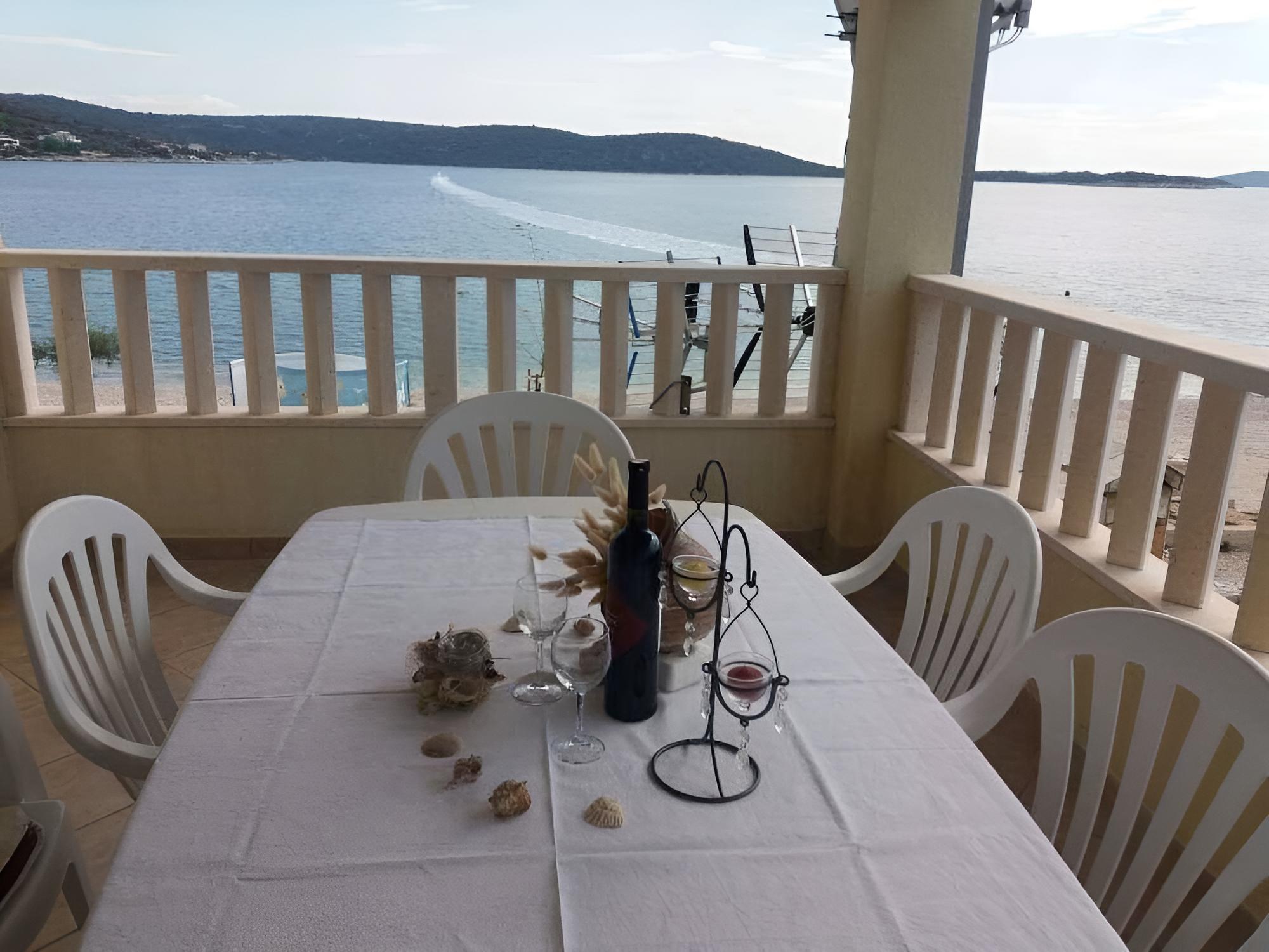 Apartment (Mer - 10m to the beach - A1(4+2))