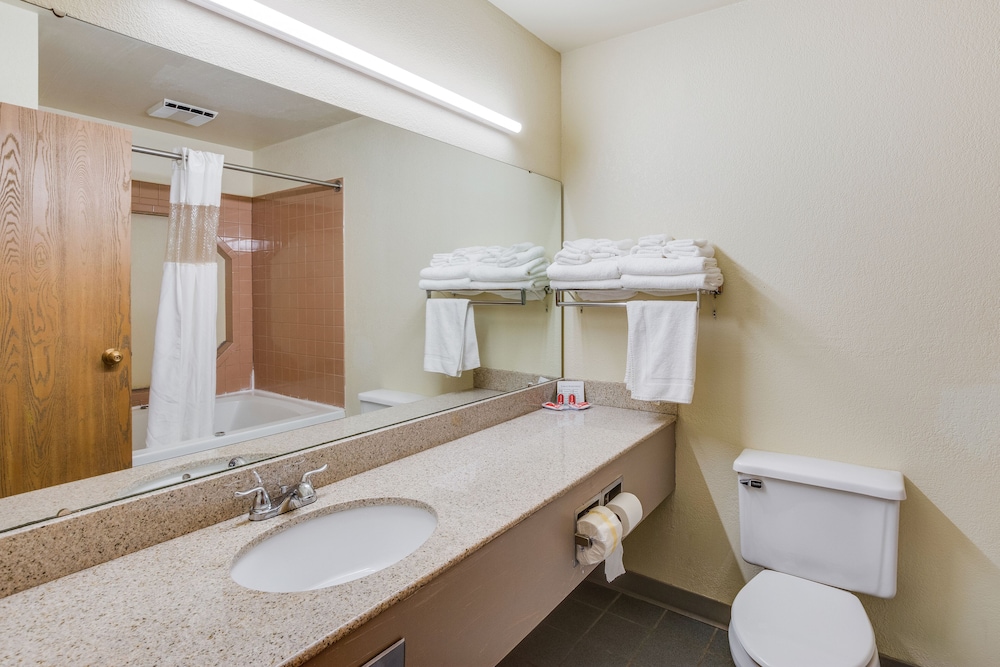 Standard Room, 2 Queen Beds, Non Smoking - Photo 4