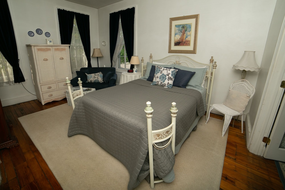 Deluxe Suite, 1 Queen Bed, Non Smoking, Bathtub photo 3