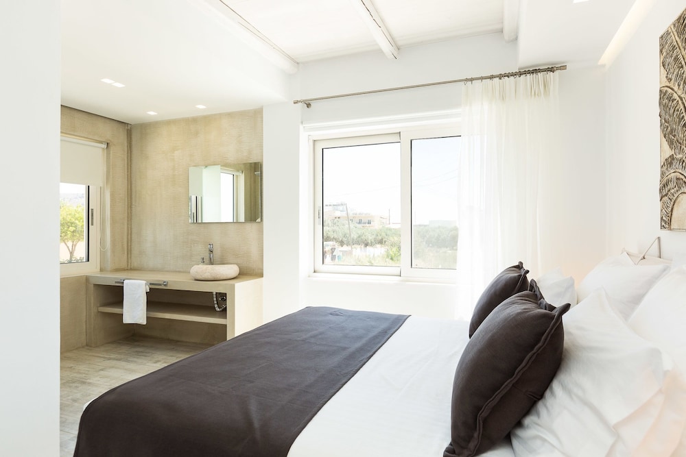 Suite, 2 Bedrooms, Pool View photo 2