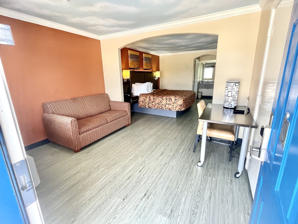 Standard Room, 1 King Bed, Smoking photo 1