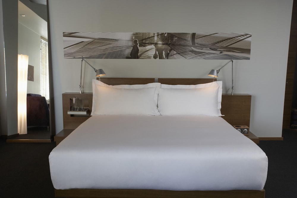 Signature Room, 1 King Bed - Photo 1