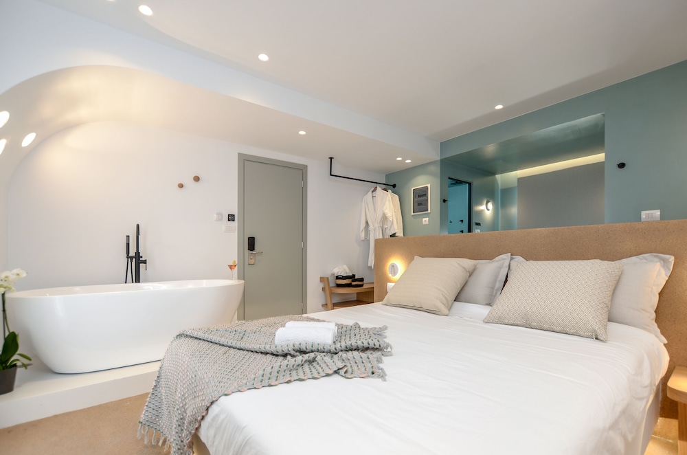 Design Room (Laertes Deluxe Double, Hydro massage Shower Jet, Bathtub)