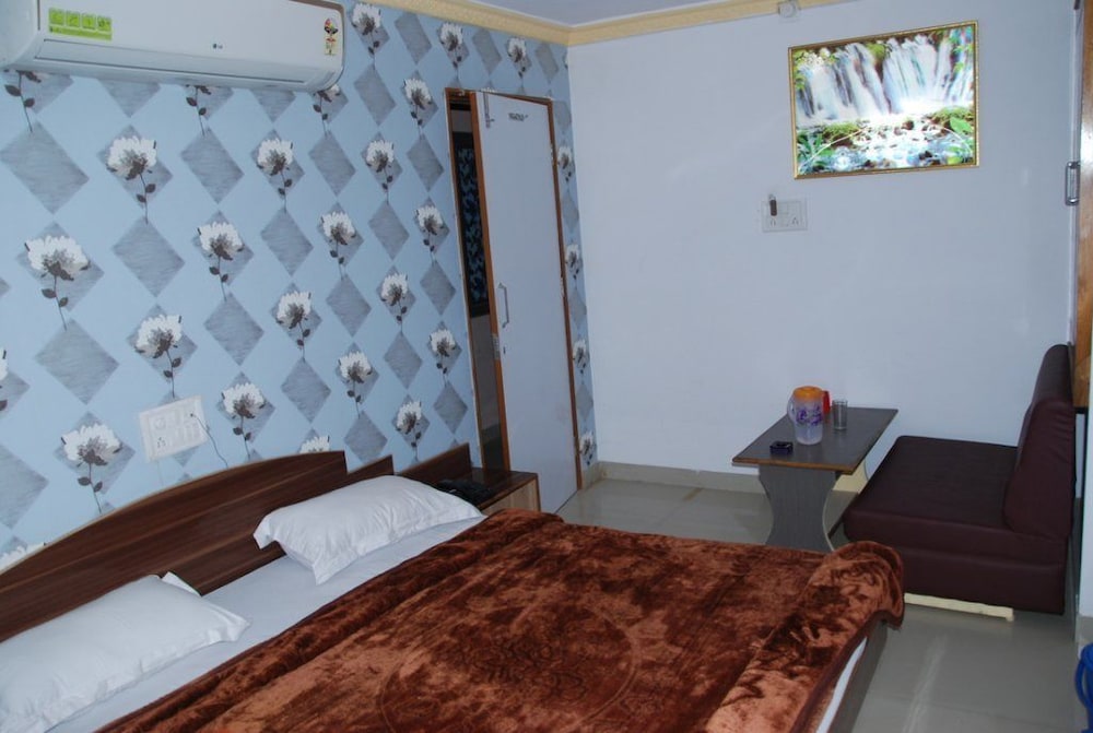 Basic Double Room, 1 Double Bed, Smoking photo 1