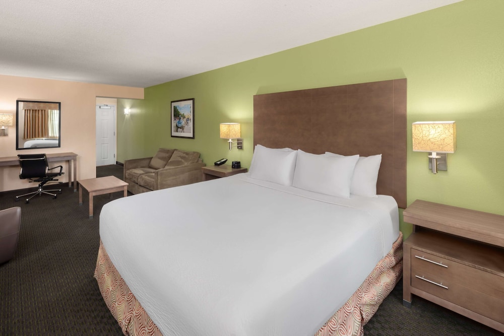 Deluxe Room, 1 King Bed, Non Smoking, City View