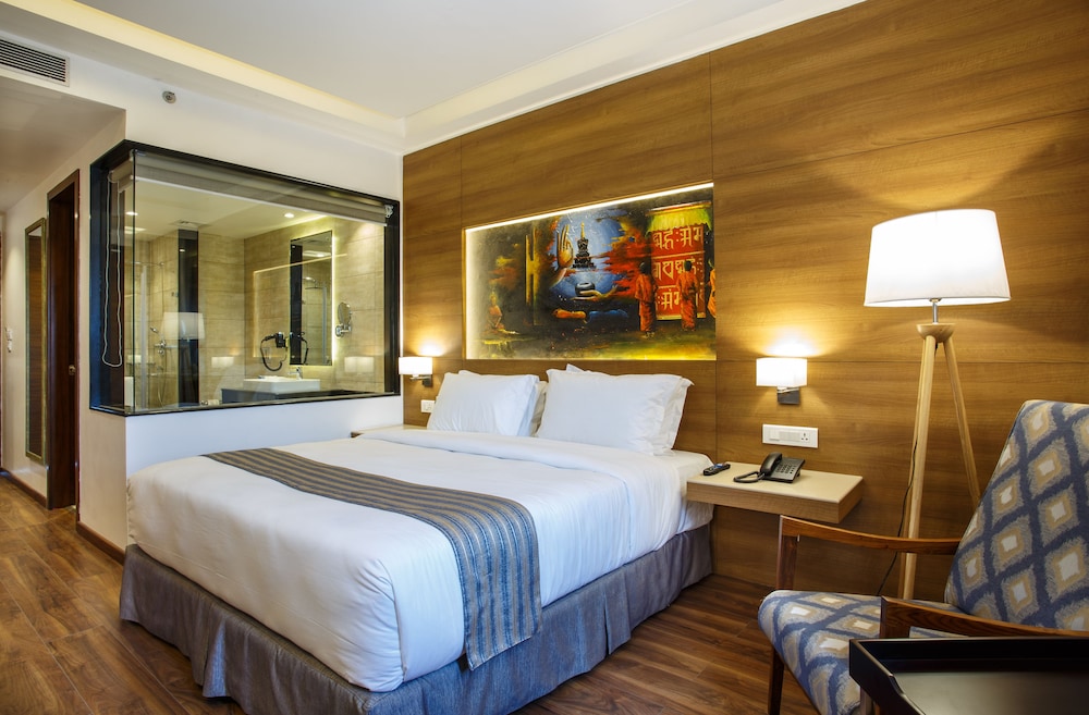 Executive Room with Balcony - Photo 2