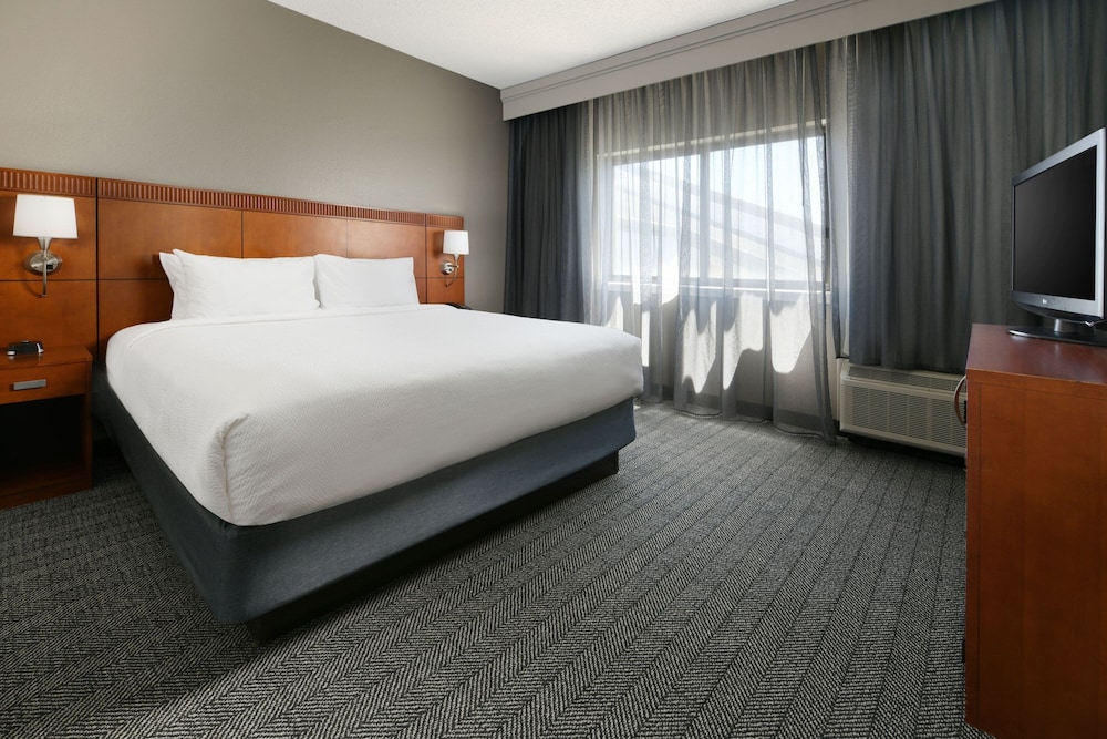 Suite, 1 Bedroom, Balcony, Courtyard View - Photo 5