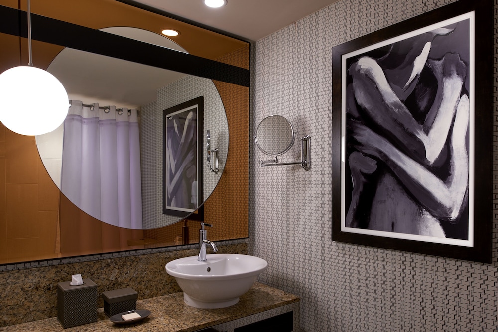 Room, 1 King Bed, Accessible (Communications, Roll-In Shower) thumbnail 6