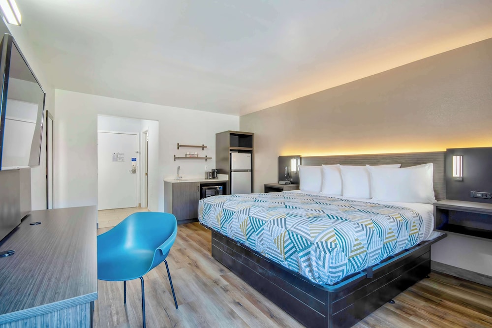 Standard Room, 1 King Bed, Non Smoking - Photo 8