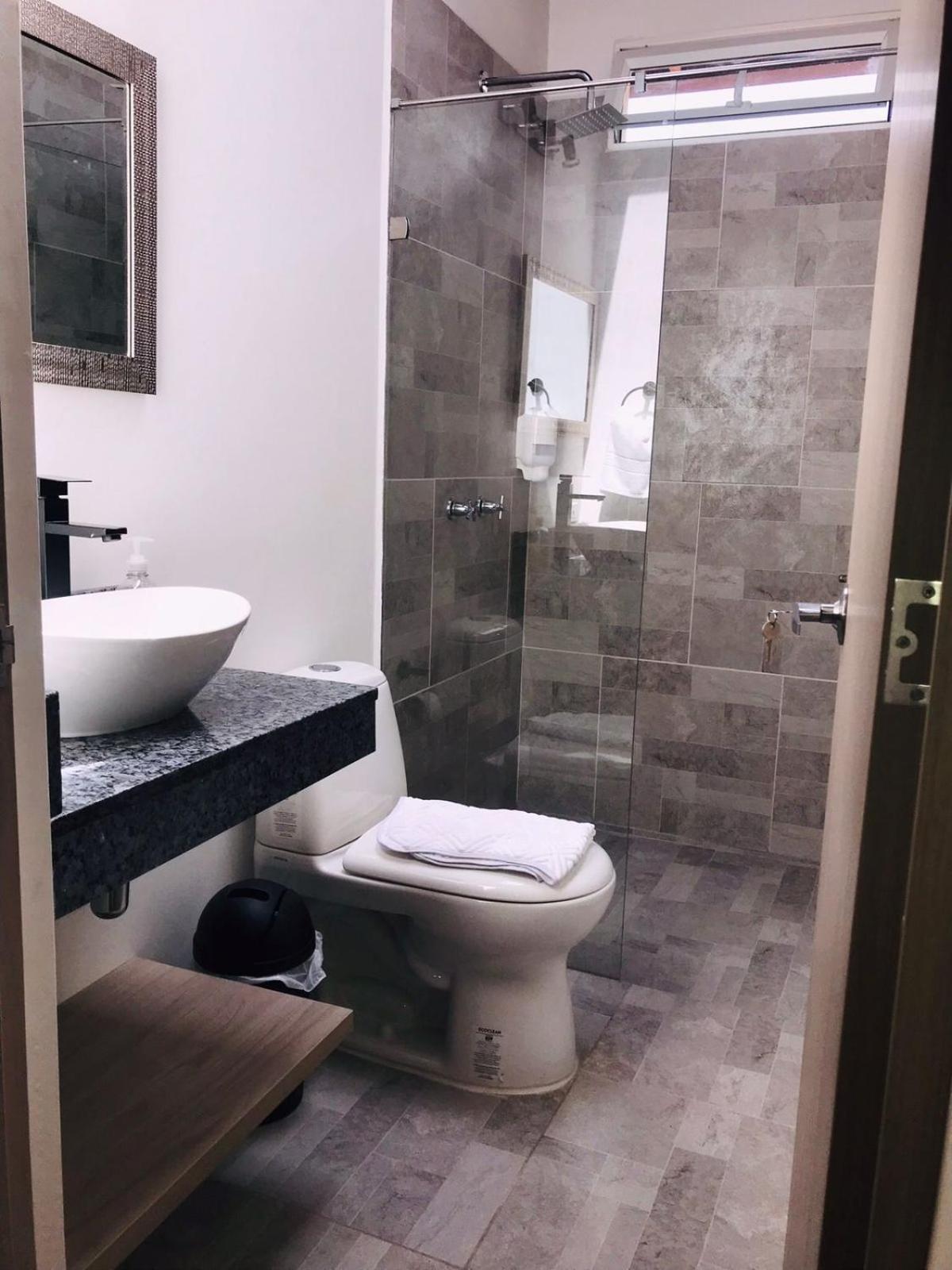 Standard King Room - Photo 7