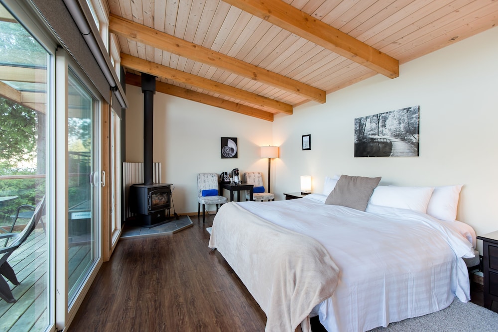 Modern Oceanfront Cabin photo 2