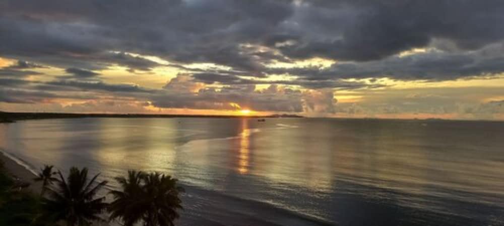 Sunset Suite with Beachfront Balcony photo 6