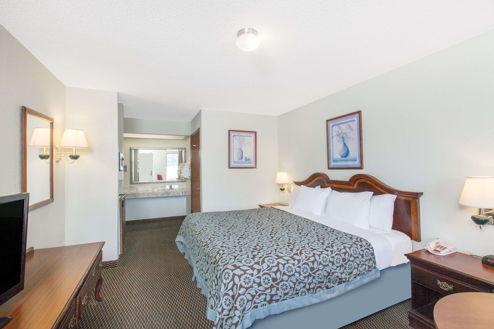 Standard Room, 1 King Bed, Smoking - Photo 2