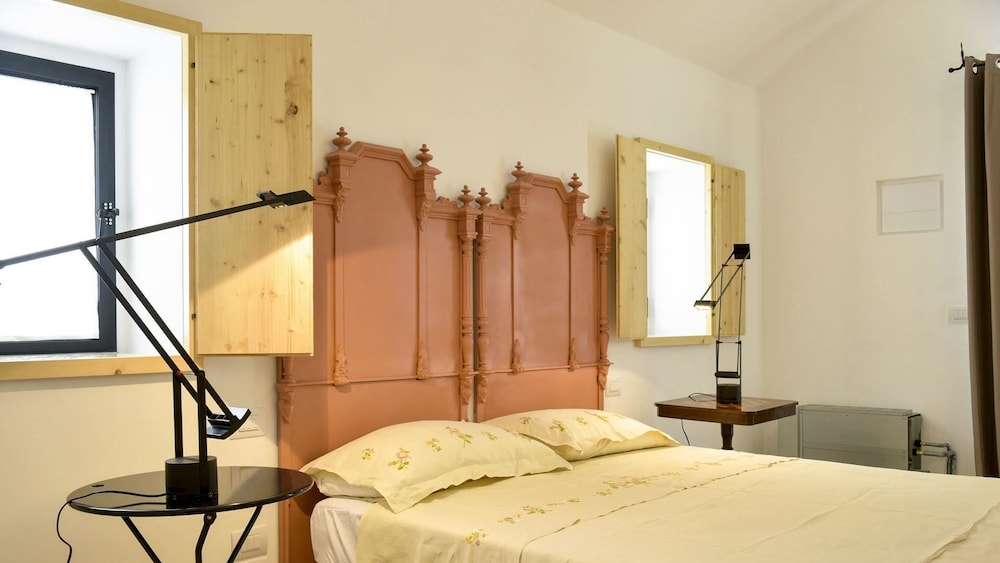 Suite (Lamia Motozappa)