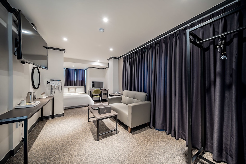 Deluxe Room - Photo 12