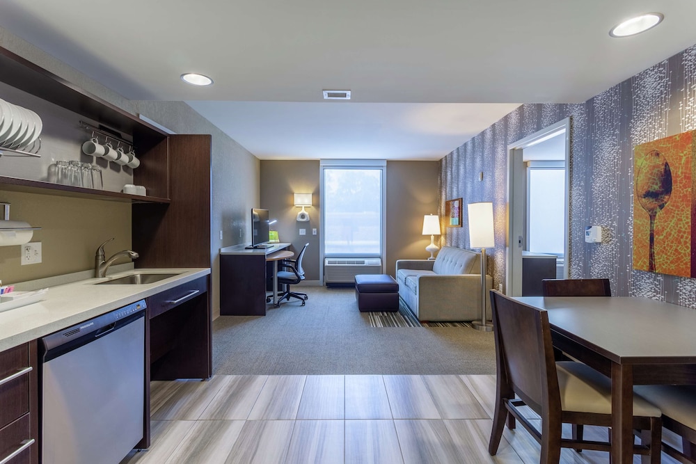 Suite, 1 King Bed, Accessible (Roll-in Shower) photo 1