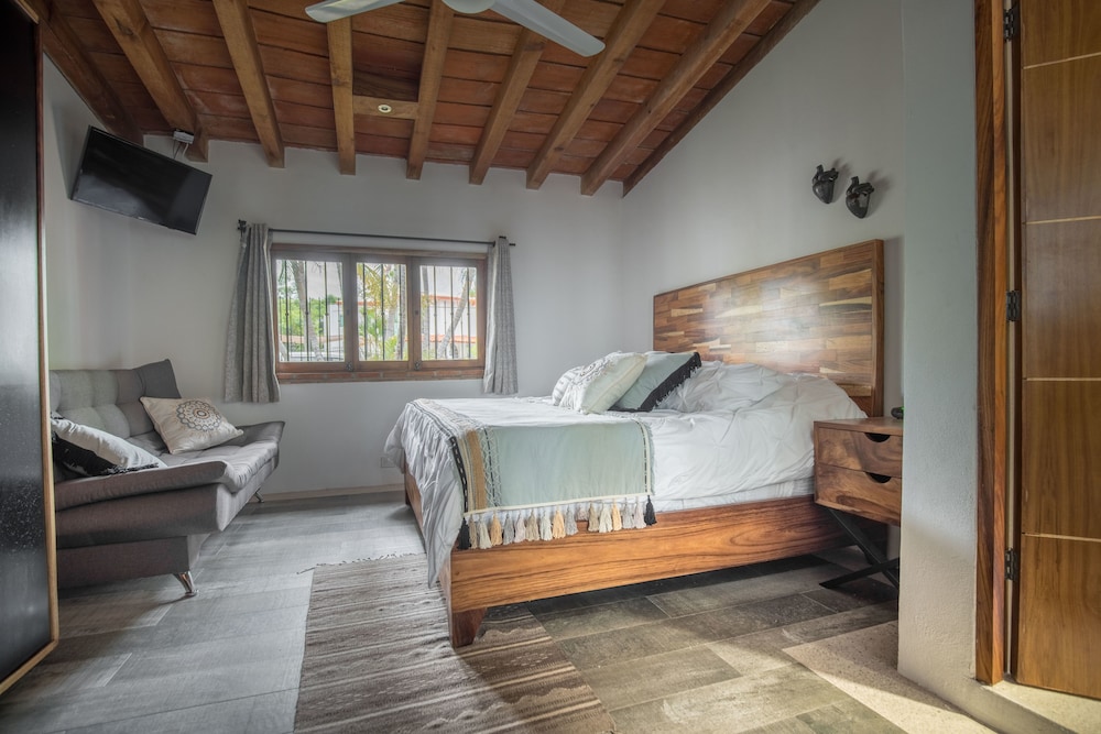 Family Room, 1 King Bed with Sofa bed, Garden View