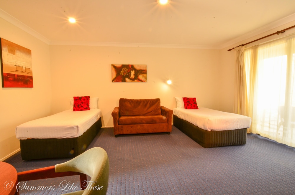 Deluxe Suite with Spa Bath and Bush View photo 3