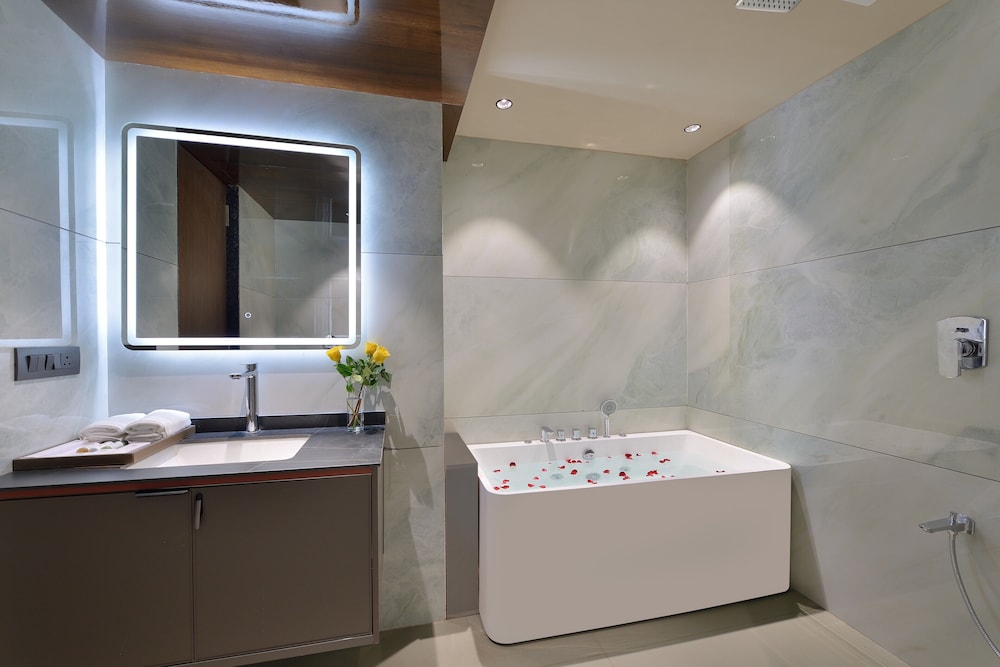 Executive Suite - Photo 2